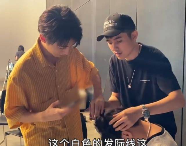 原创王俊凯为小马哥扎头发谁注意他手里的发卡原谅我没见过世面