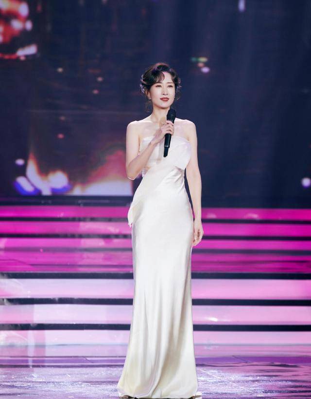 原创刘敏涛越老越会扮嫩了虽然素颜看着不年轻但扎个朝天揪挺显嫩