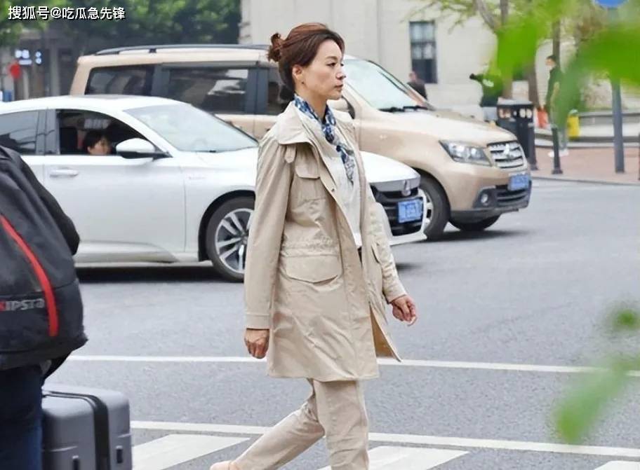 董卿吃路边摊真接地气穿风衣丝巾九分裤50岁美出新高度