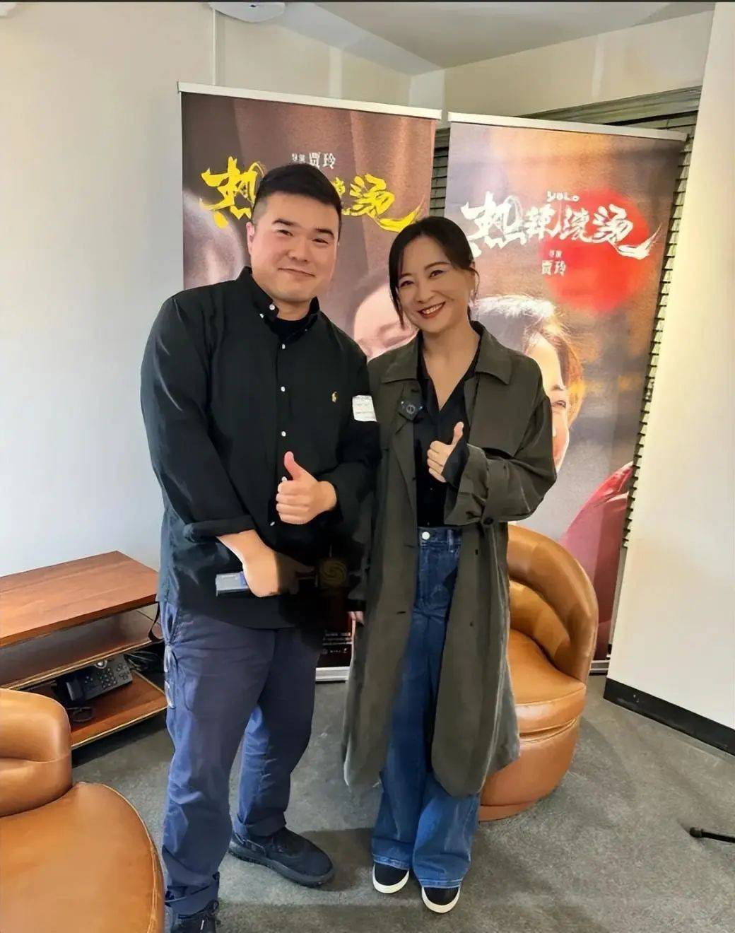 原创贾玲现身美国离开美颜滤镜真实状态曝光褶子多法令纹深