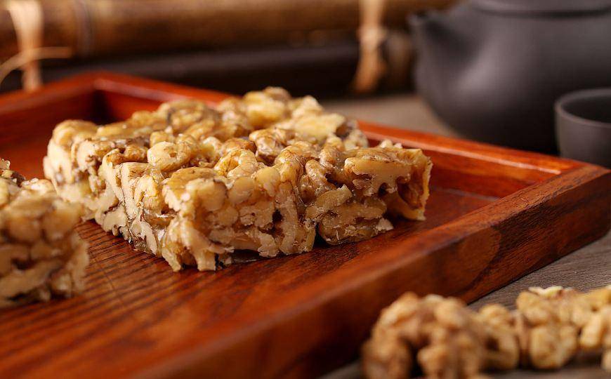 相信之前大家在网上都听说过切糕引起的一系列的骗局,所以说现在很少