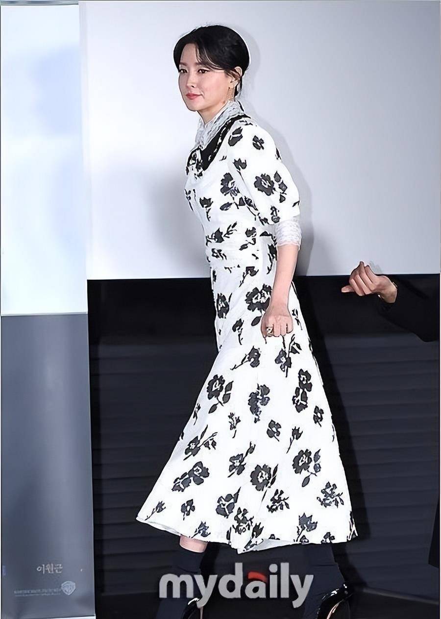 原创大长今李英爱依旧优雅身穿黑白印花裙感觉岁月没留下痕迹