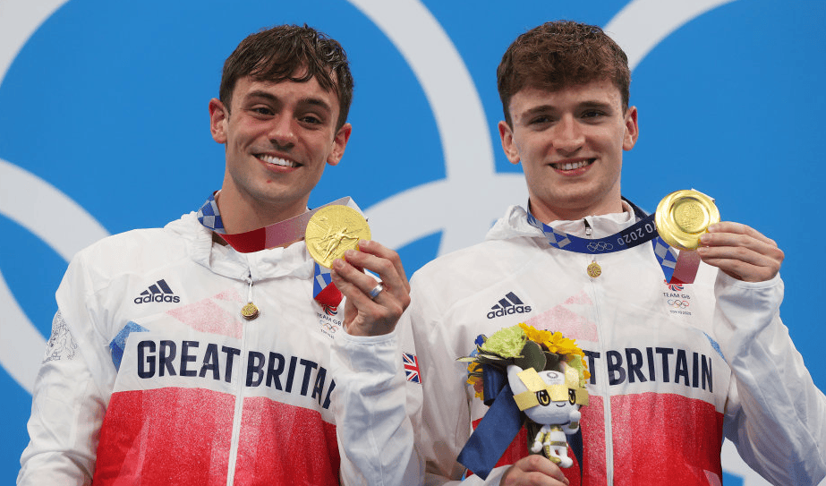 37分获得亚军,中国选手练俊杰/杨昊发挥稳定,以470.76分夺冠.