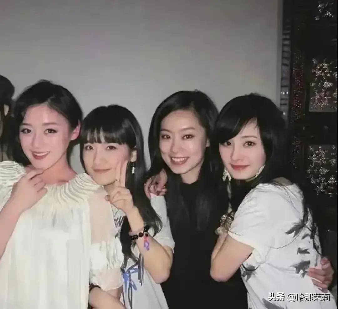 原创姐姐和张小斐居然是大学同学而且合影两人基本都是靠在一起的