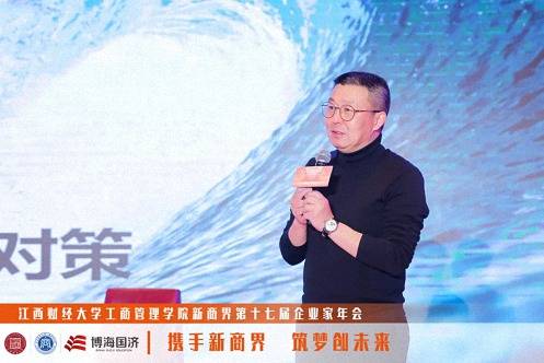 工商管理学院胡海波院长(中)和新商界89班罗昆同学(左一)共同将象征新