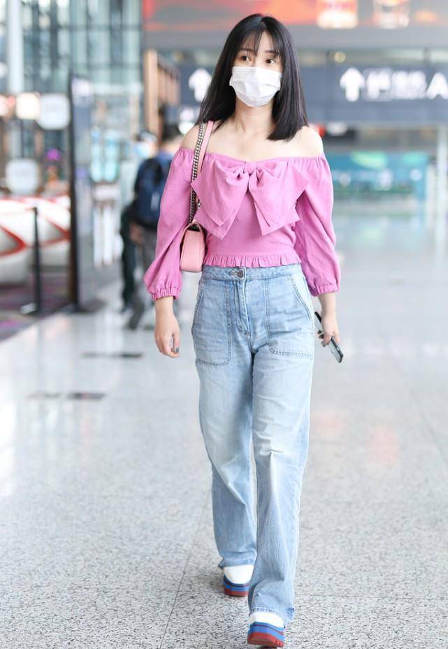 身材丰腴,但穿着却像少女一样,一身粉蓝搭配太清新了_服装_牛仔裤