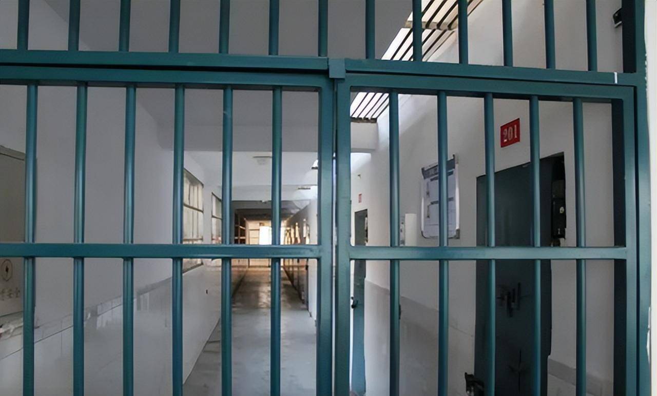 2001年福建老汉去看在武警当兵的儿子,儿子却把老父亲送进了监狱