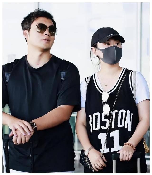 原创澳门惊现马丽携11岁小老公甜蜜挽手引围观男方幸福满满