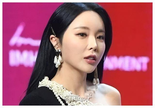 去年她不是还用三十五亿韩元买了楼,而且是在女演员高素英的对面!