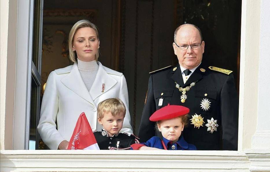 与摩纳哥王子结婚前,空姐找上门:这是他孩子_夏琳_阿尔贝二世_游泳