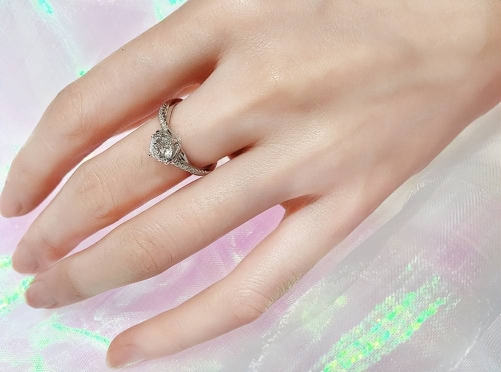 求婚钻戒戴哪个手指不同手指戴钻戒都有什么寓意
