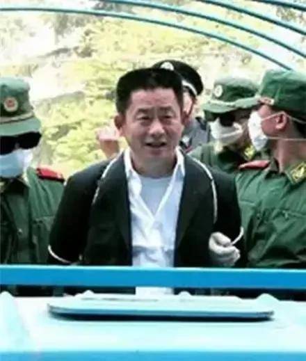 原创2005年河南黑老大宋留根走下法庭被押赴死刑刑场途中笑容满面