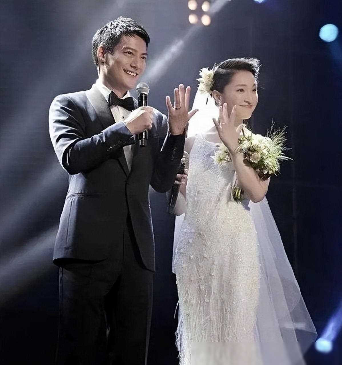 贾玲翘着二郎腿在好莱坞片场满脸皱纹吴彦祖和周迅前夫也在