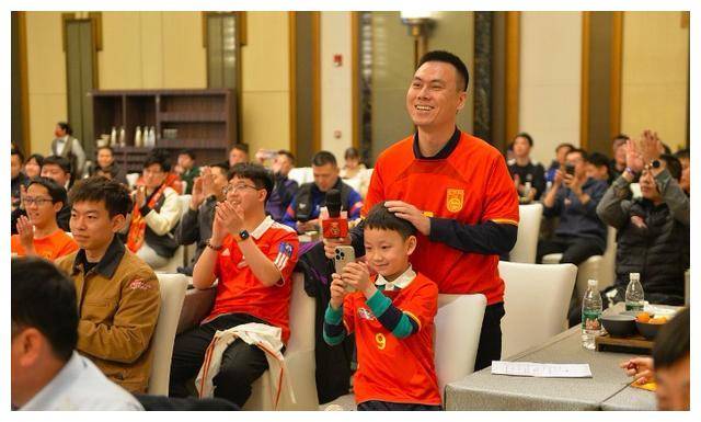 中国男足挺进津门展开公益行亲临球迷见面