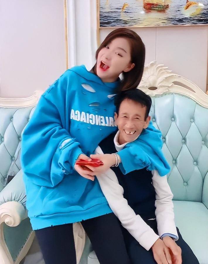 原创1997年河南老汉捡女弃婴如今女儿身价千万带老汉到各地旅游