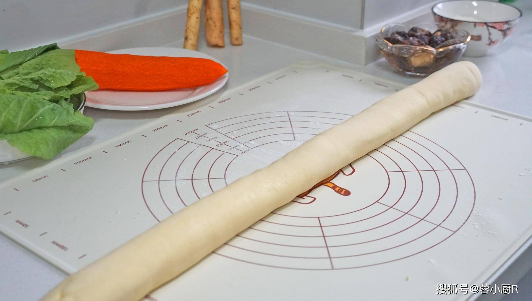 它揉一会儿;2,我加300克面粉,5克酵母,30克白糖,一小勺猪油,60克温水