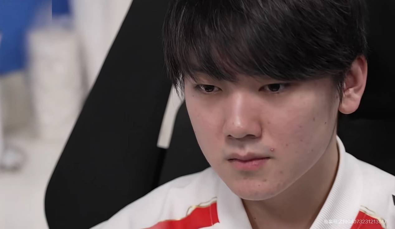 原创lpl上演爆笑剧情tes赢比赛挨骂教练偷走后门粉丝现场拉横幅