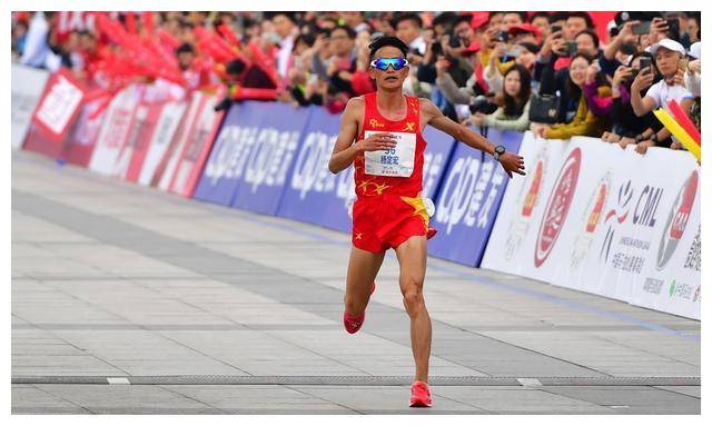 原创尽显洪荒之力杨定宏首战武汉马拉松洪荒之力哥耀眼登场