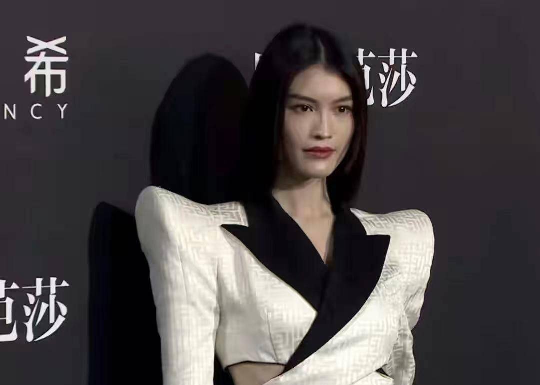 原创奚梦瑶胖到认不出来抹胸礼服勒出副乳真壮硕肩宽体胖头太小