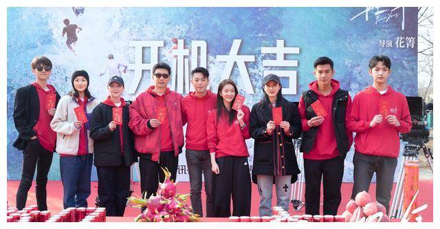 潘粤明饰演的老刑警何远航,王鹤棣饰演的青年刑警冉方旭,师徒二人