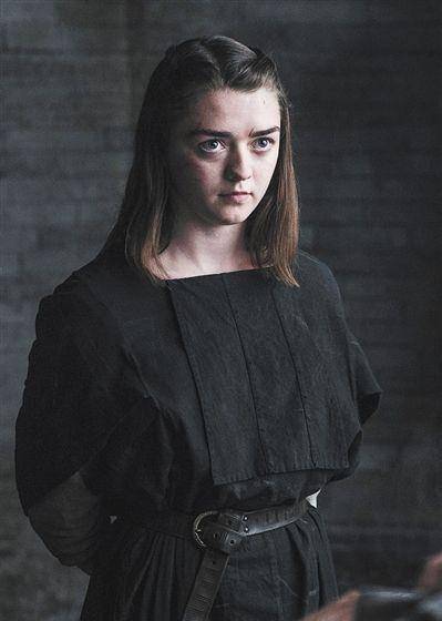 红袍女曾告诉艾丽娅棕色的眼睛,蓝色的眼睛,绿色的眼睛将被她杀死