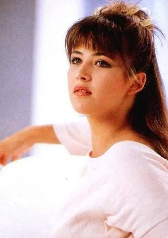 本片最大的亮点,那一定是苏菲·玛索又大"奉献"了_罗拉_战争_电影