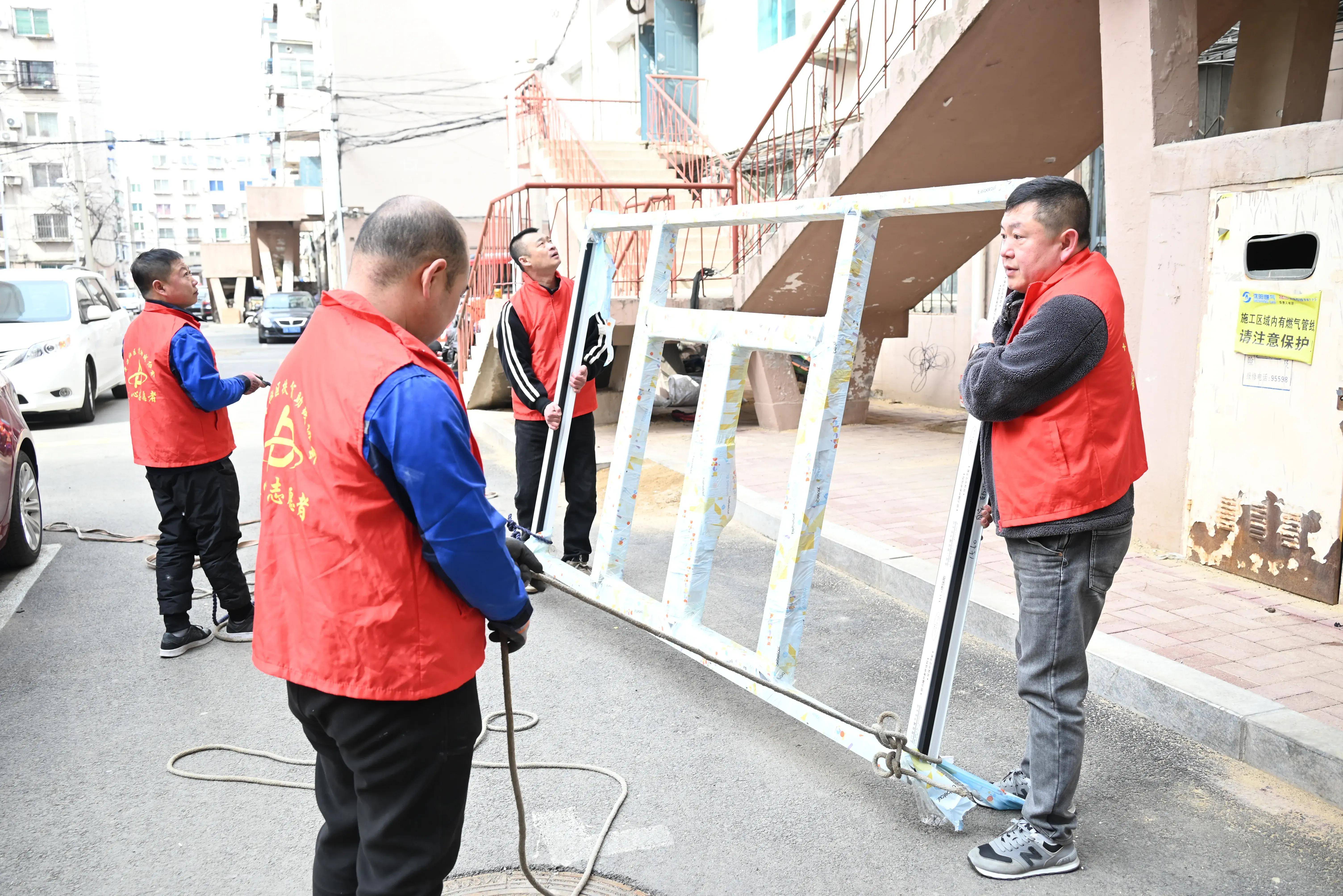 铁西区工人村街道中海社区凝聚爱心力量免费给困难居民更换门窗