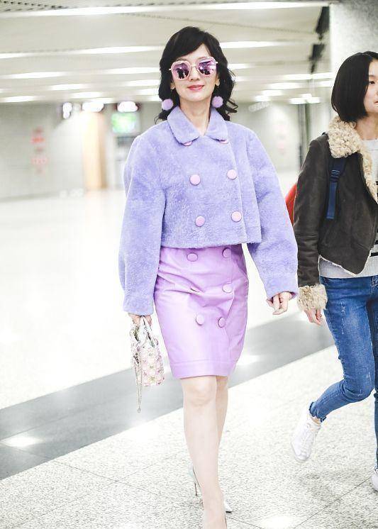 原创懂保养的女人挺厉害赵雅芝同框大7岁的汪明荃感觉不像同辈人