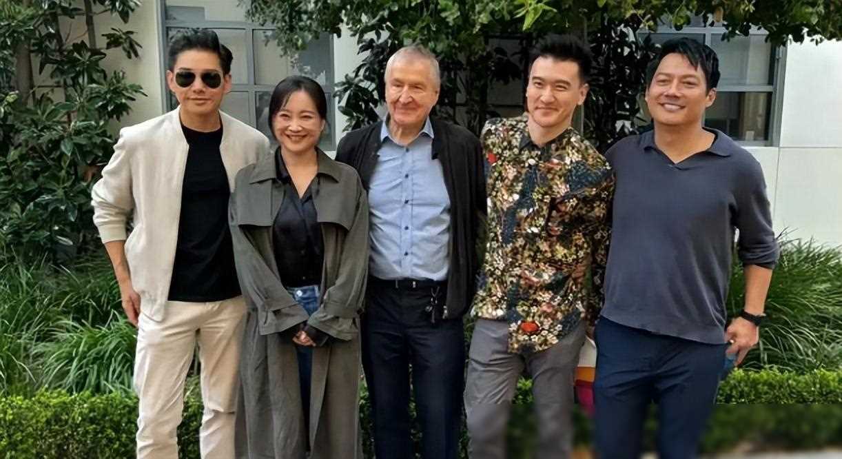 贾玲翘着二郎腿在好莱坞片场满脸皱纹吴彦祖和周迅前夫也在