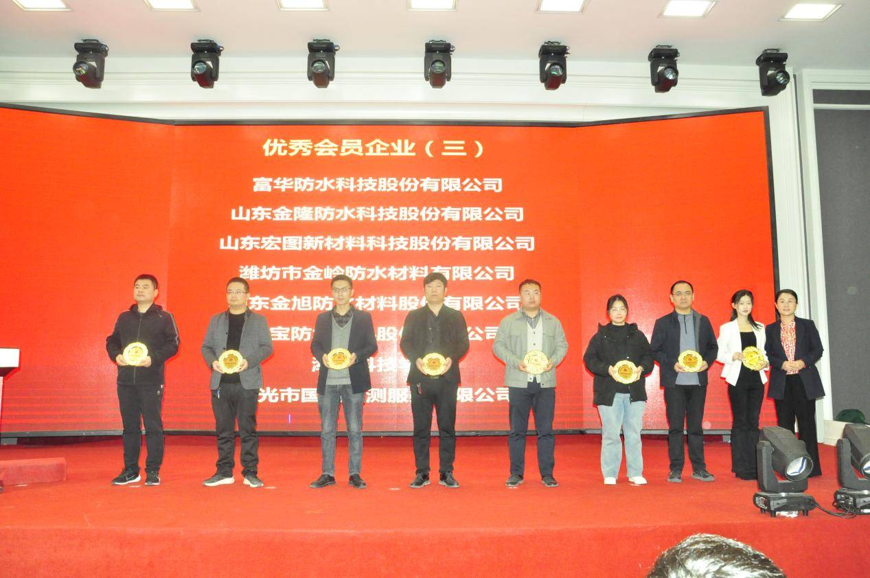 大会首先由寿光市台头镇党委副书记,镇长张坤同志致辞.