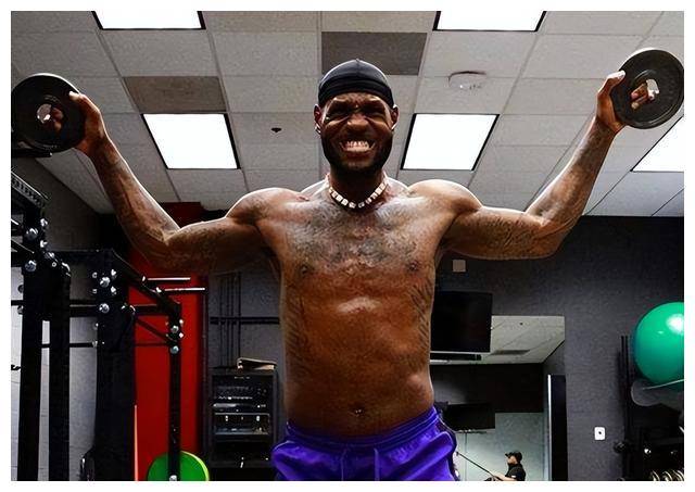 詹姆斯肌肉成nba球员巅峰胸肌腹肌藏何秘密