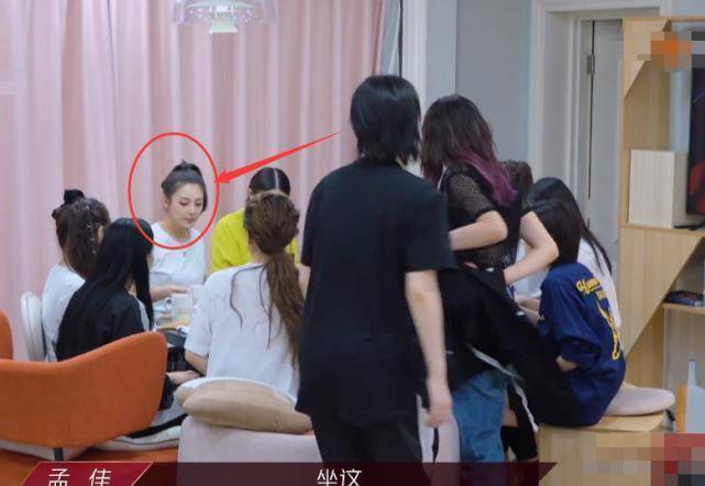 原创李斯丹妮绕了一圈才坐到张雨绮身边被戳穿后的反应甜到心里去了