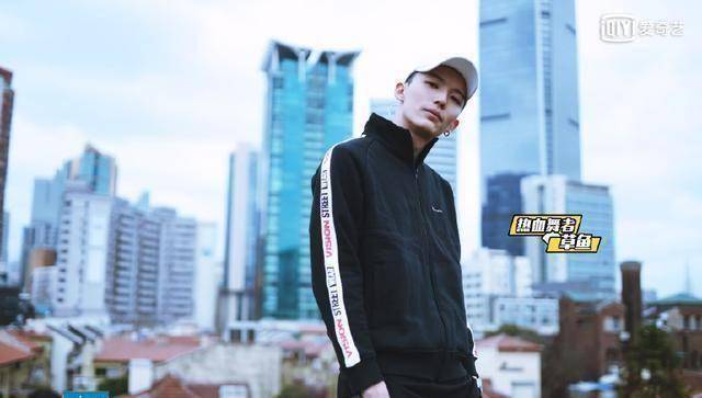 男主角王嘉尔,是四人中比较有综艺感的一位,但一个人carry不动全场,这