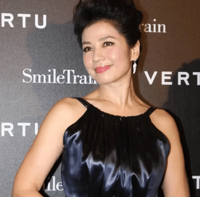 葬礼上,周润发一把抱住这个刚成为寡妇的女人,40年的情谊至今未断_钟