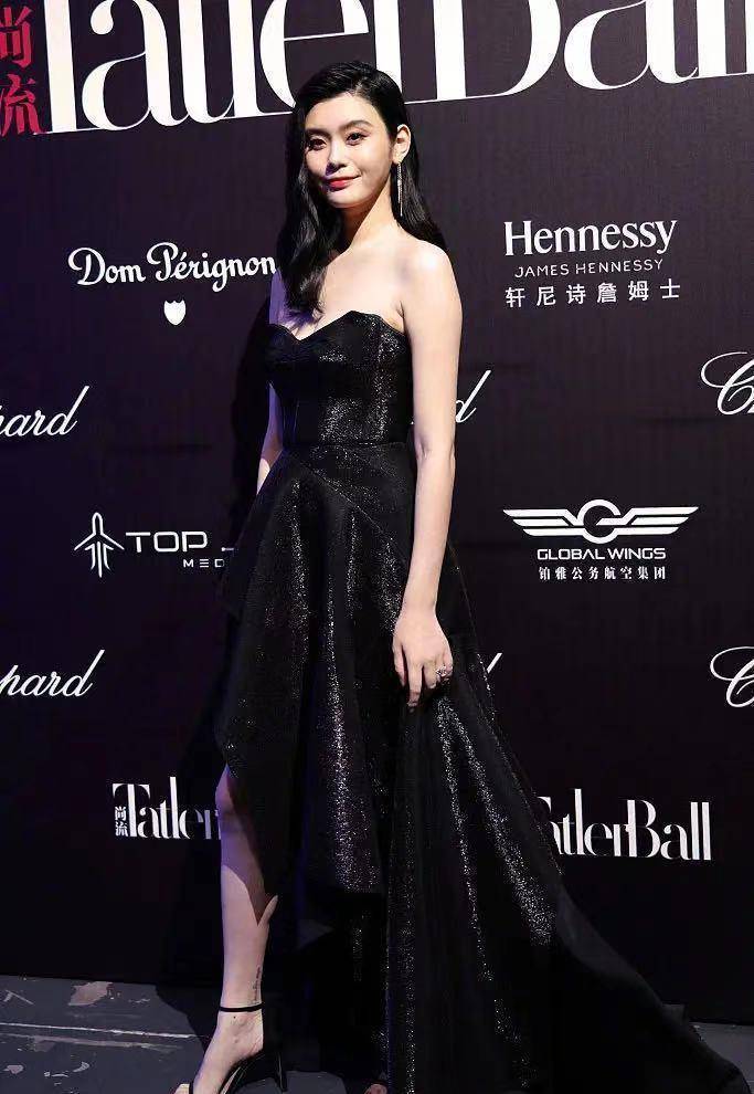 奚梦瑶太不让婆婆省心挺9个月孕肚练高难度瑜伽就差外空翻了