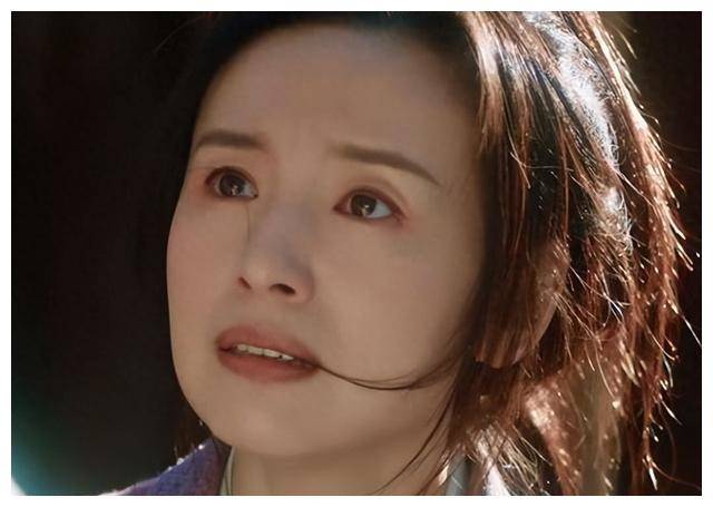 话说,在这支古装大剧《与凤行》里头,43岁妩媚的董洁大妈扮演者,跳出