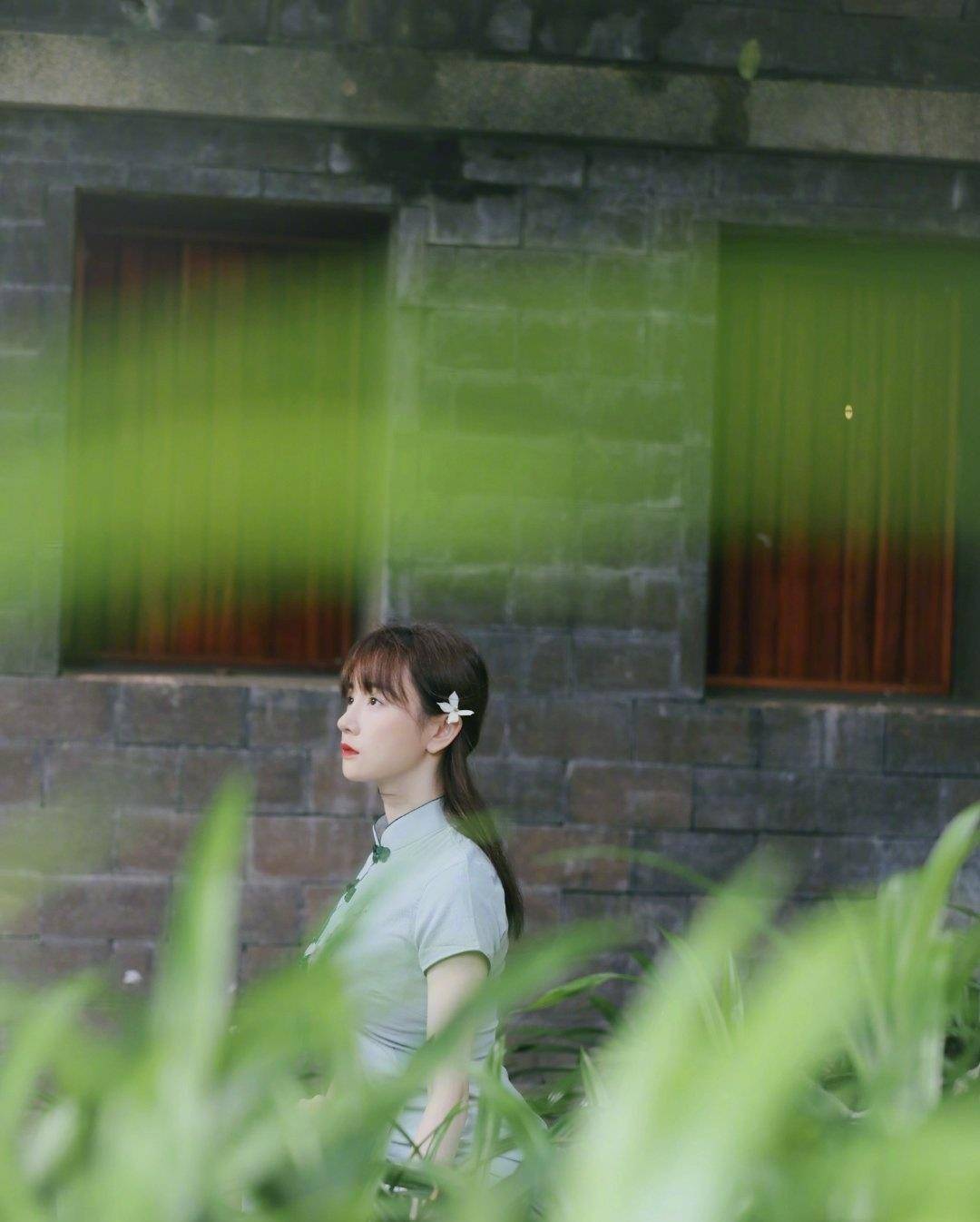 张檬这是被小五管住了吗穿方字领长裙还嫌不够还要配上一个小包遮掩一