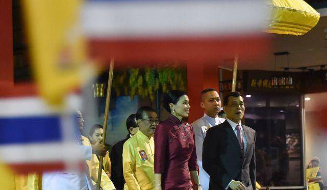 原创泰国王后苏提达和国王丈夫同框穿粉裙看着挺嫩自带高贵气场