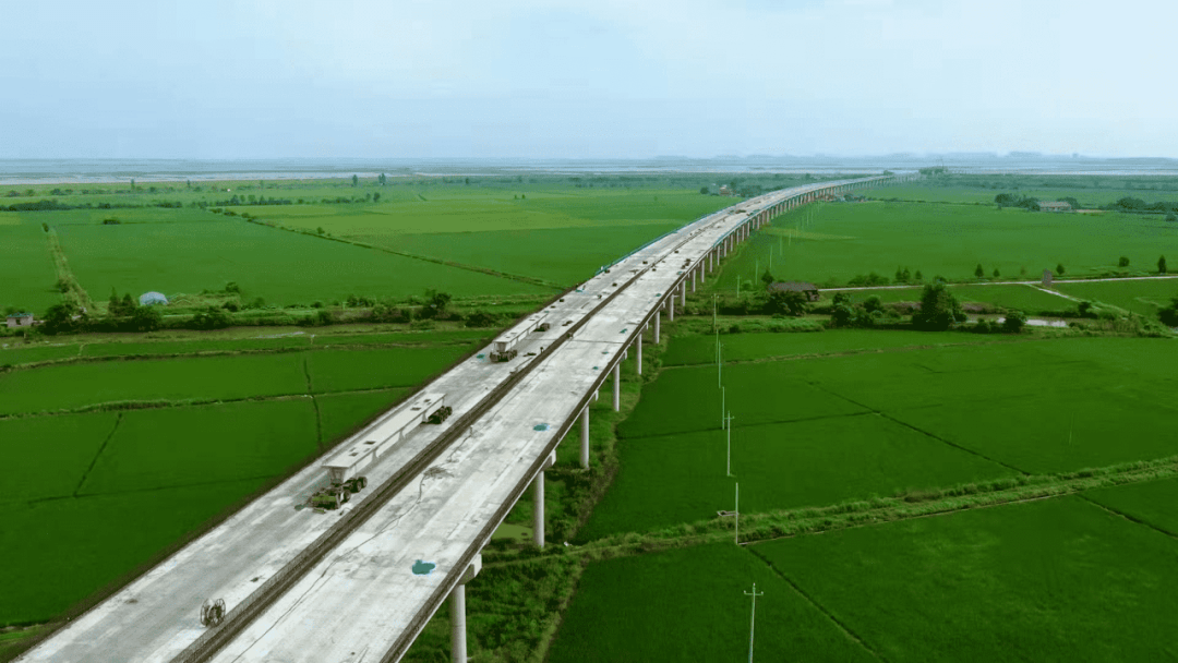 计划实施包含g207线镇平县城段改建工程在内的16个干线公路项目,累计