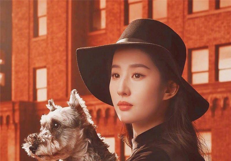 原创刘亦菲晒自拍特意把衣服打上马赛克大眼睛高鼻梁引人注意