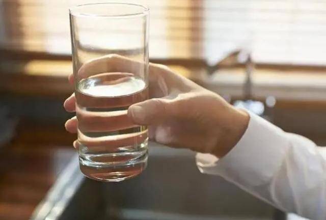 原创长期烧水喝的人和经常买桶装水喝的人哪个更健康早了解