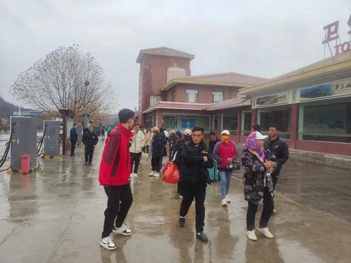 风雨见真情大客车滞留高速吉县服务区暖心服务