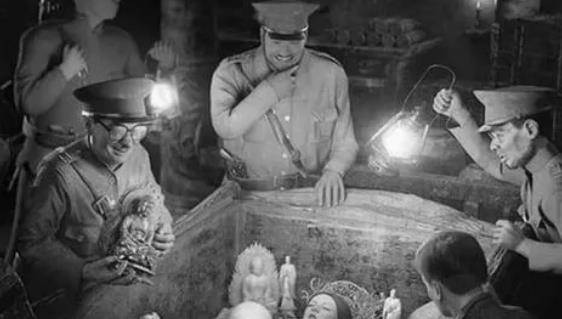 这场葬礼她不仅仅有奢华的陪葬品,而且,还消耗了大量的奢侈品.