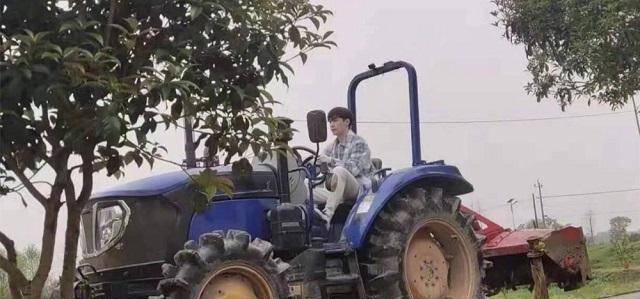 原创向往5张艺兴的拖拉机换成三轮车看清车里的人堪称偶像剧