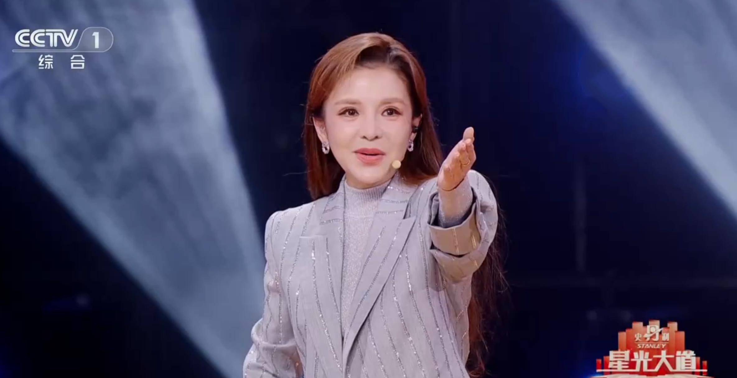 除此之外,星光大道》的舞台则让朱迅的口碑出现下滑,这也让央视对其