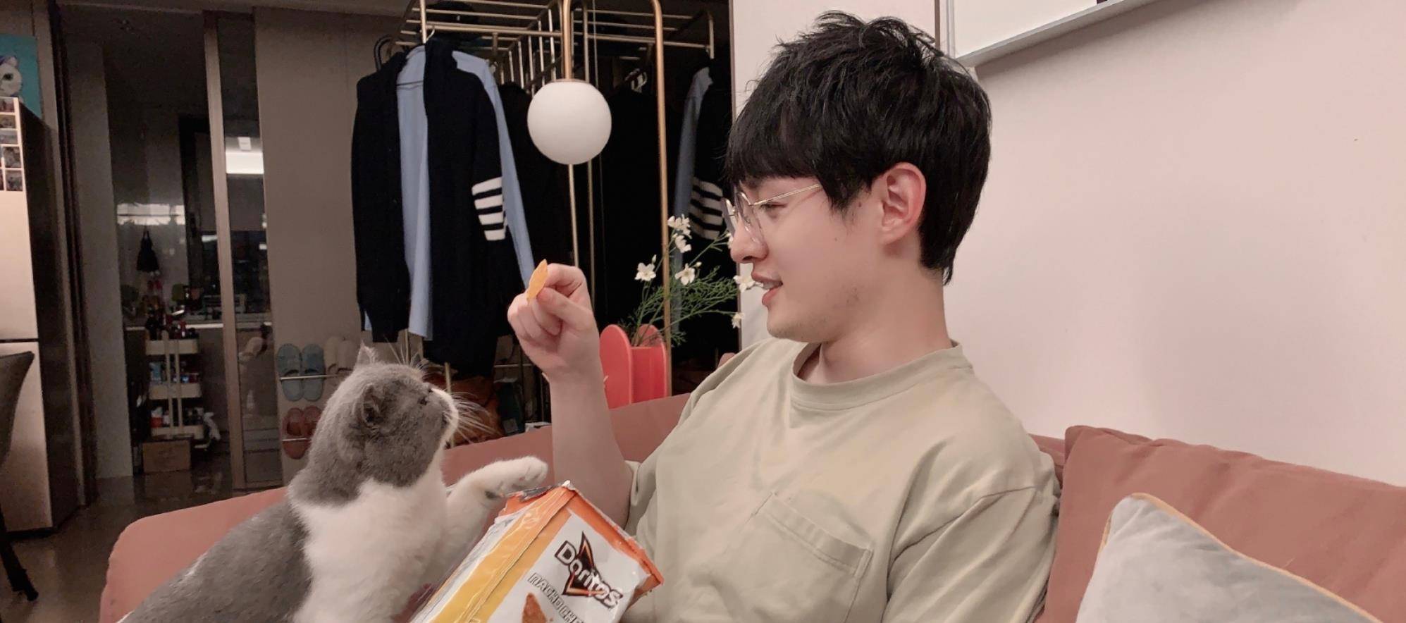 可以看到他们两个人的结婚证上,女方名叫孙静,而男方名叫胡耘豪