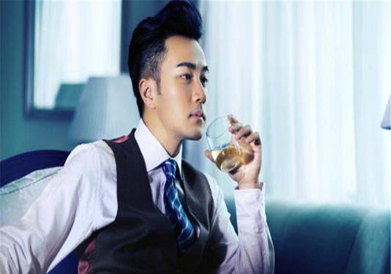 刘恺威爆瘦,与杨幂结束婚姻关系后,发展越来越差.