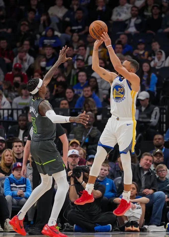 原创库里31分累死累活没鸟用勇士被狼队摩擦进季后赛也是个死