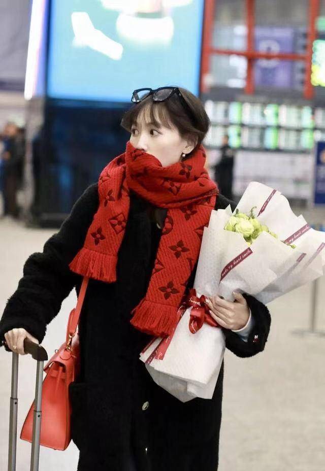 原创马蓉这么爱高调黑大衣搭大牌围巾真抢镜戴黑超收鲜花很有星范