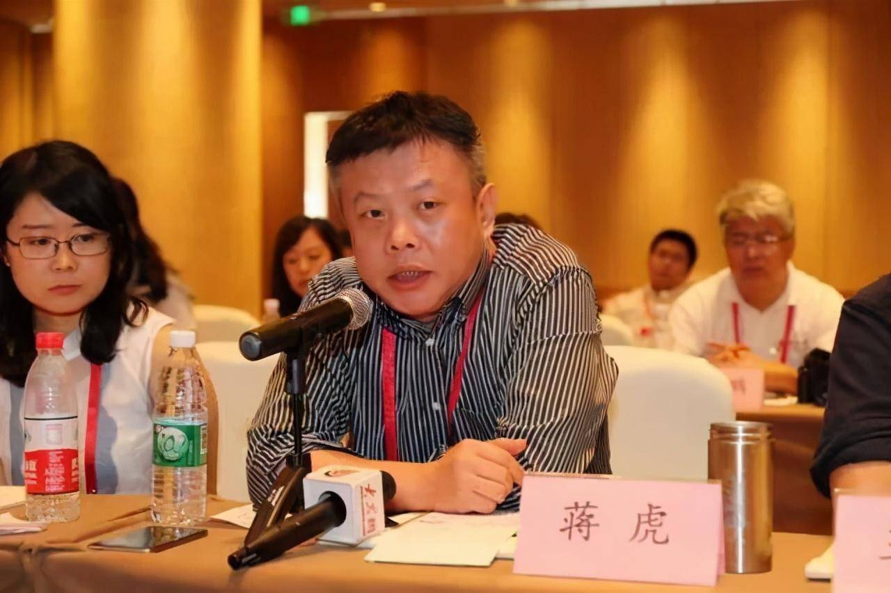 她被誉为北京卫视一姐,和郭德纲搭档,二婚嫁给刚强,儿子叫刚好_蒋虎